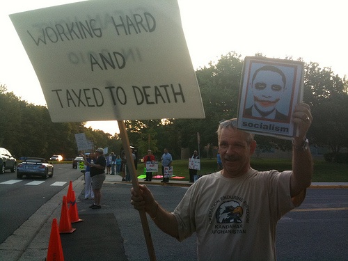 Obama-joker-protester-reston.jpg
