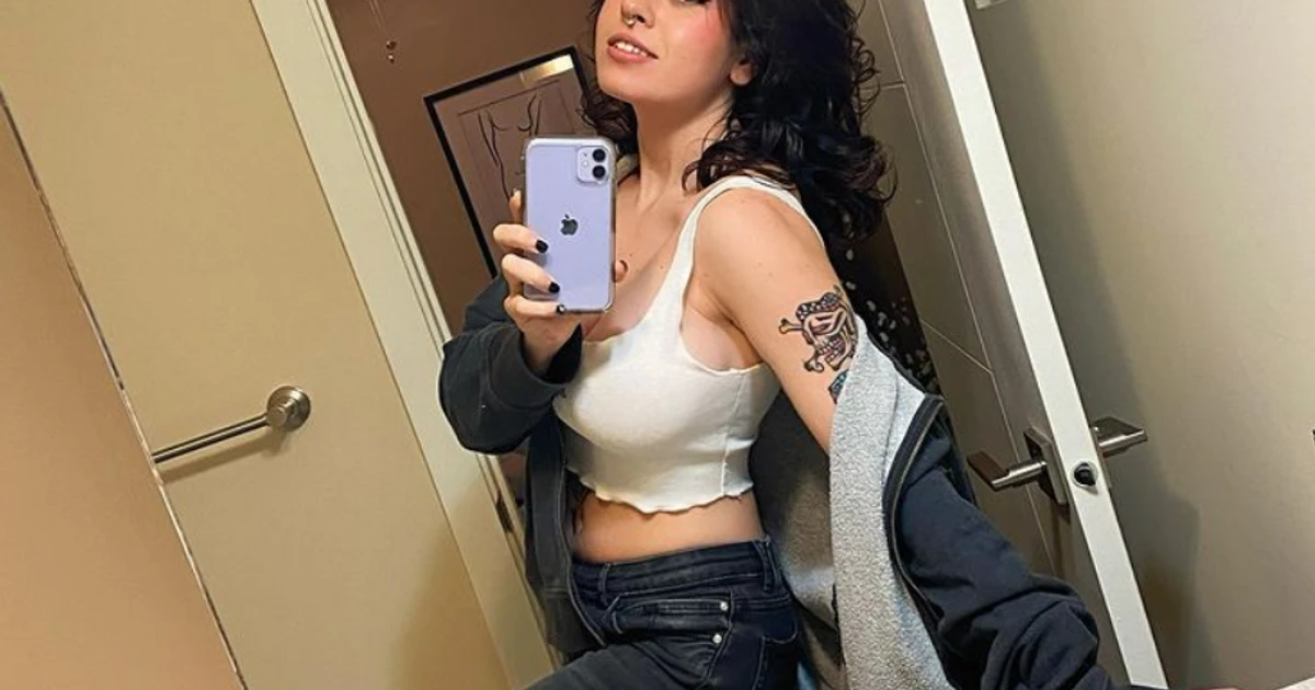 Anisa Jomha: A famous Twitch Streamer & YouTuber Who Sell Her Pics To